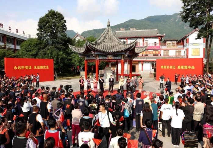 王宁赴宁洱县宣读习近平总书记给普洱民族团结誓词碑盟誓代表后代的回信牢记重要嘱托 续写誓词碑故事把总书记为云南擘画的美好蓝图变为幸福实景