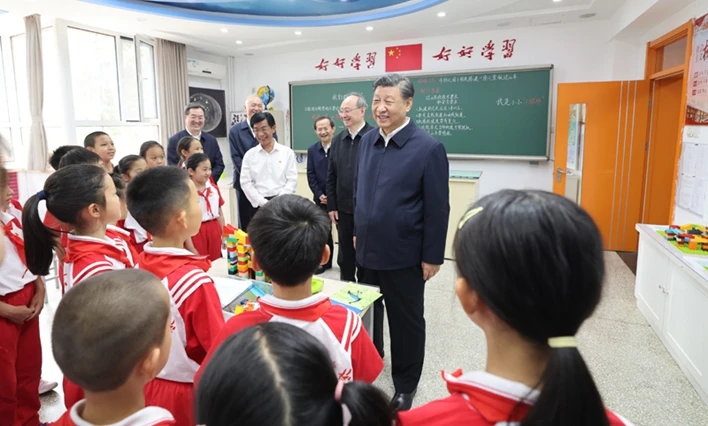 习近平在北京育英学校考察