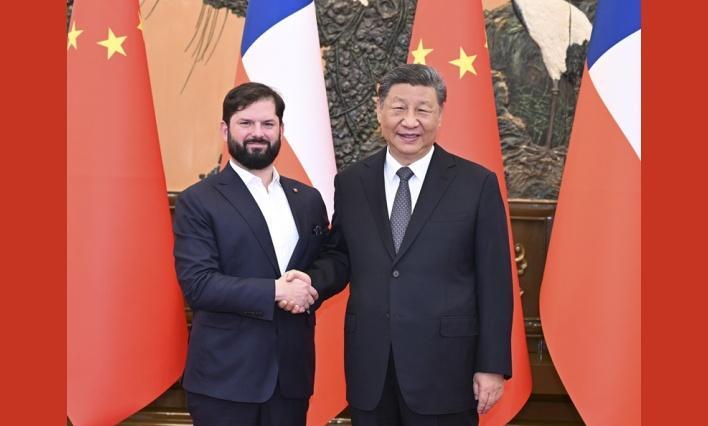 习近平会见智利总统博里奇