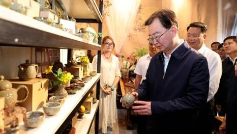 王宁在红河州调研：深化落实习近平总书记考察云南重要讲话精神保护好古城古村守护好碧水蓝天 把特色资源优势转化为民生产业幸福产业