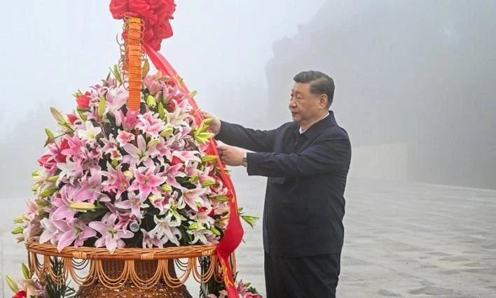 习近平在山西阳泉市向抗战烈士敬献花篮并参观百团大战纪念馆