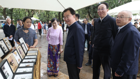 王宁在西双版纳州调研文旅发展时强调认真总结提升假日旅游工作加快推进全省旅游转型升级