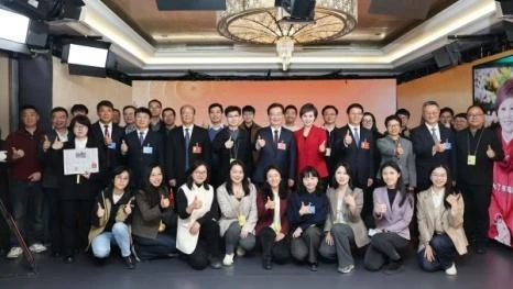 王宁王予波看望采访报道全国两会的新闻工作者