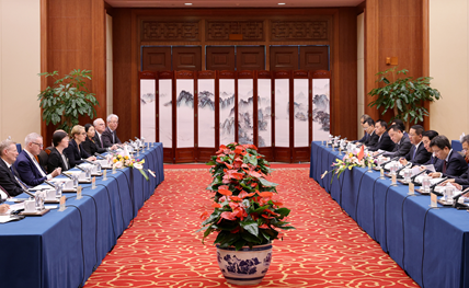 王予波与亚投行行长邹加怡举行工作会谈刘洪建参加