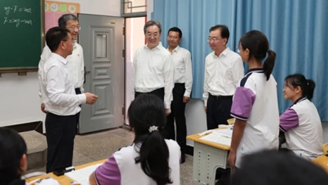 丁薛祥在云南调研时强调全面贯彻党的教育方针 深入推进基础教育高质量发展