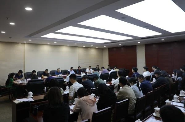 深扎根当棵雪松  勇磨砺化茧成蝶——省委办公厅青年理论学习小组深入学习杨善洲张桂梅事迹