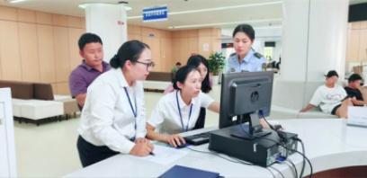 临沧市政务服务大厅以党员帮办代办优化营商环境