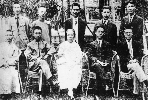1925年国民党广东省党部成立时委员合影。右起，前排：一为黎樾廷(共产党员)，三为何香凝，四为彭湃(共产党员)；后排：一为刘尔崧(共产党员)，二为陈公博，四为杨匏安（共产党员）。