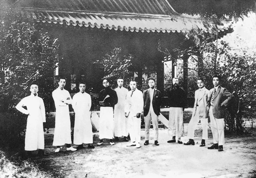 1919年7月，王光祈、李大钊等发起组织少年中国学会。图为1920年周年纪念时部分会员在北京岳云别墅的合影。右起：二为黄日葵，三为李大钊，七为张申府，九为邓中夏。