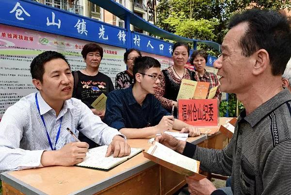福建省福州市仓山区纪检干部在仓山镇先锋村受理群众信访（2016年4月28日摄）。新华社记者 张国俊 摄