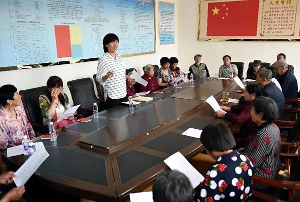 河北省大厂回族自治县威武屯村党支部书记马冲为村党员进行“两学一做”专题授课（2016年5月11日摄）。新华社记者 李晓果 摄